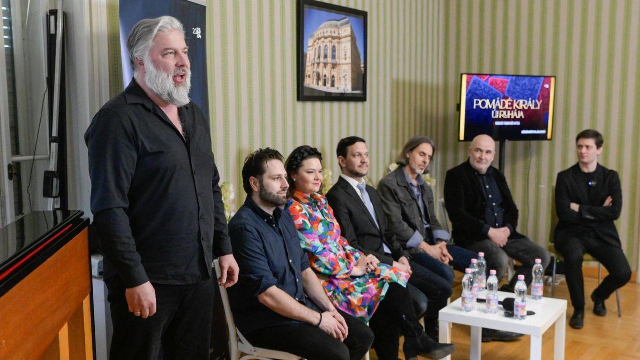 A Pomádé király új ruhájának bemutatójára nagyzenekarral és ruhaügyi miniszterekkel készülnek az énekesek hír képe A Pomádé király új ruhájának bemutatójára nagyzenekarral és ruhaügyi miniszterekkel készülnek az énekesek hír képe