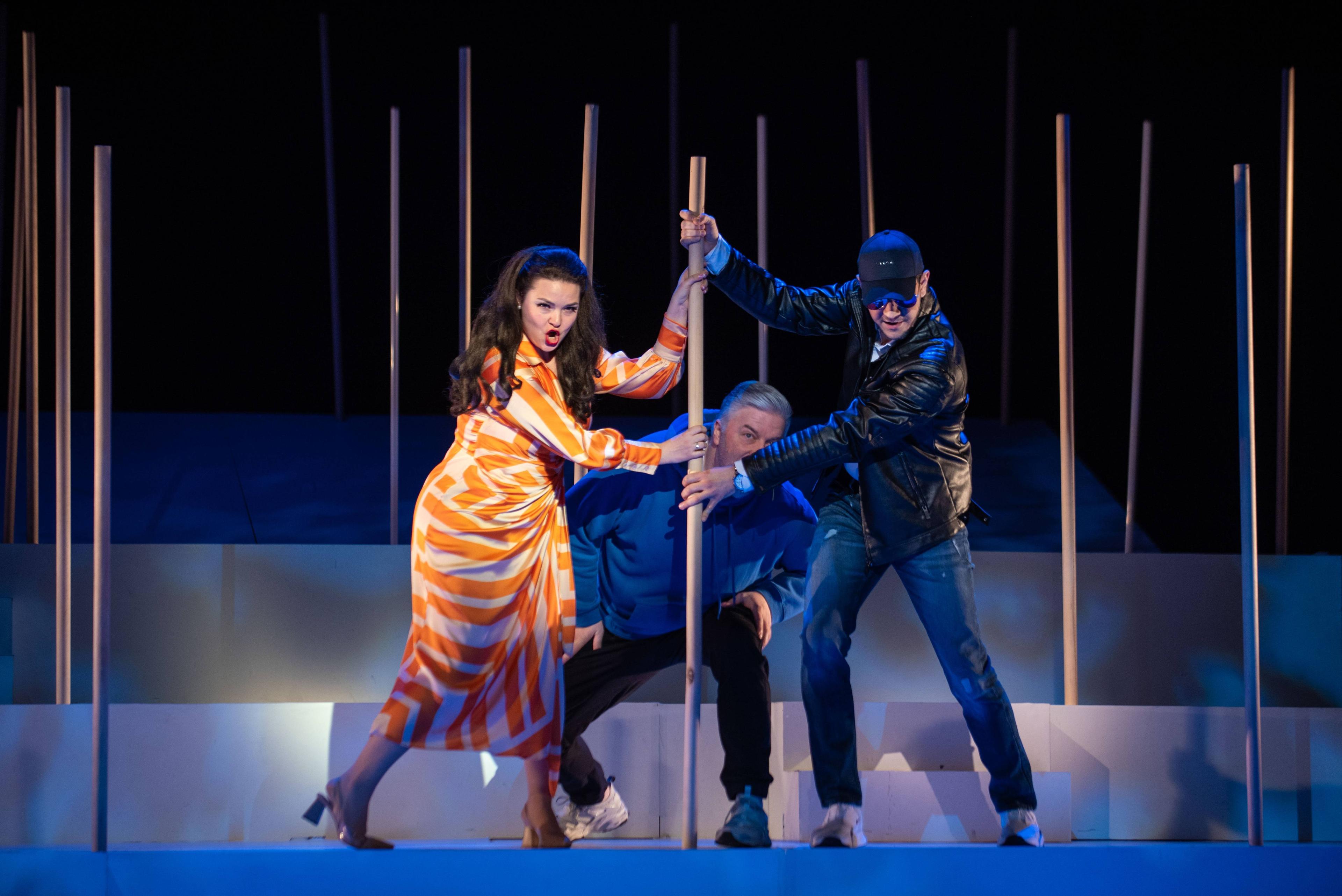 A több mint kétszáz éves Don Giovanni farmerben és edzőcipőben szédíti a nőket a Szegedi Nemzeti Színházban hír képe A több mint kétszáz éves Don Giovanni farmerben és edzőcipőben szédíti a nőket a Szegedi Nemzeti Színházban hír képe