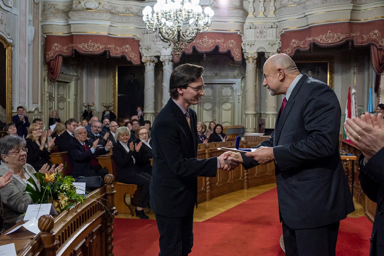 A városháza dísztermében köszöntötték a szegedi kultúra kiválóságait: Borovics Tamás színművész és Fagler Erika zenepedagógus az idei aranygyűrűs 4 A városháza dísztermében köszöntötték a szegedi kultúra kiválóságait: Borovics Tamás színművész és Fagler Erika zenepedagógus az idei aranygyűrűs 4