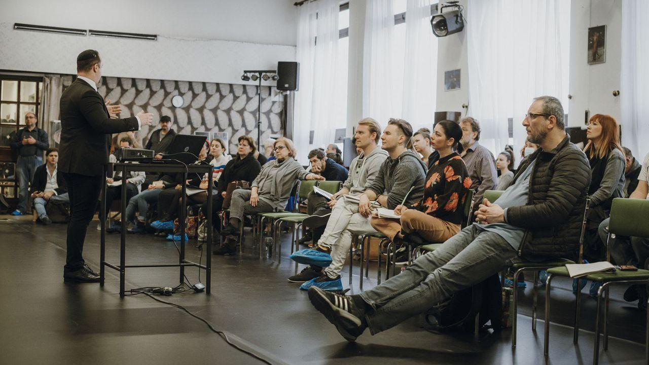 Autentikus zsidó esküvőre készül a Hegedűs a háztetőn stábja: rabbijelölt is segít, hogy hiteles legyen az előadás hír képe Autentikus zsidó esküvőre készül a Hegedűs a háztetőn stábja: rabbijelölt is segít, hogy hiteles legyen az előadás hír képe
