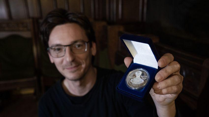 Bábaként segíti a színházi produkciók születését hír képe Bábaként segíti a színházi produkciók születését hír képe