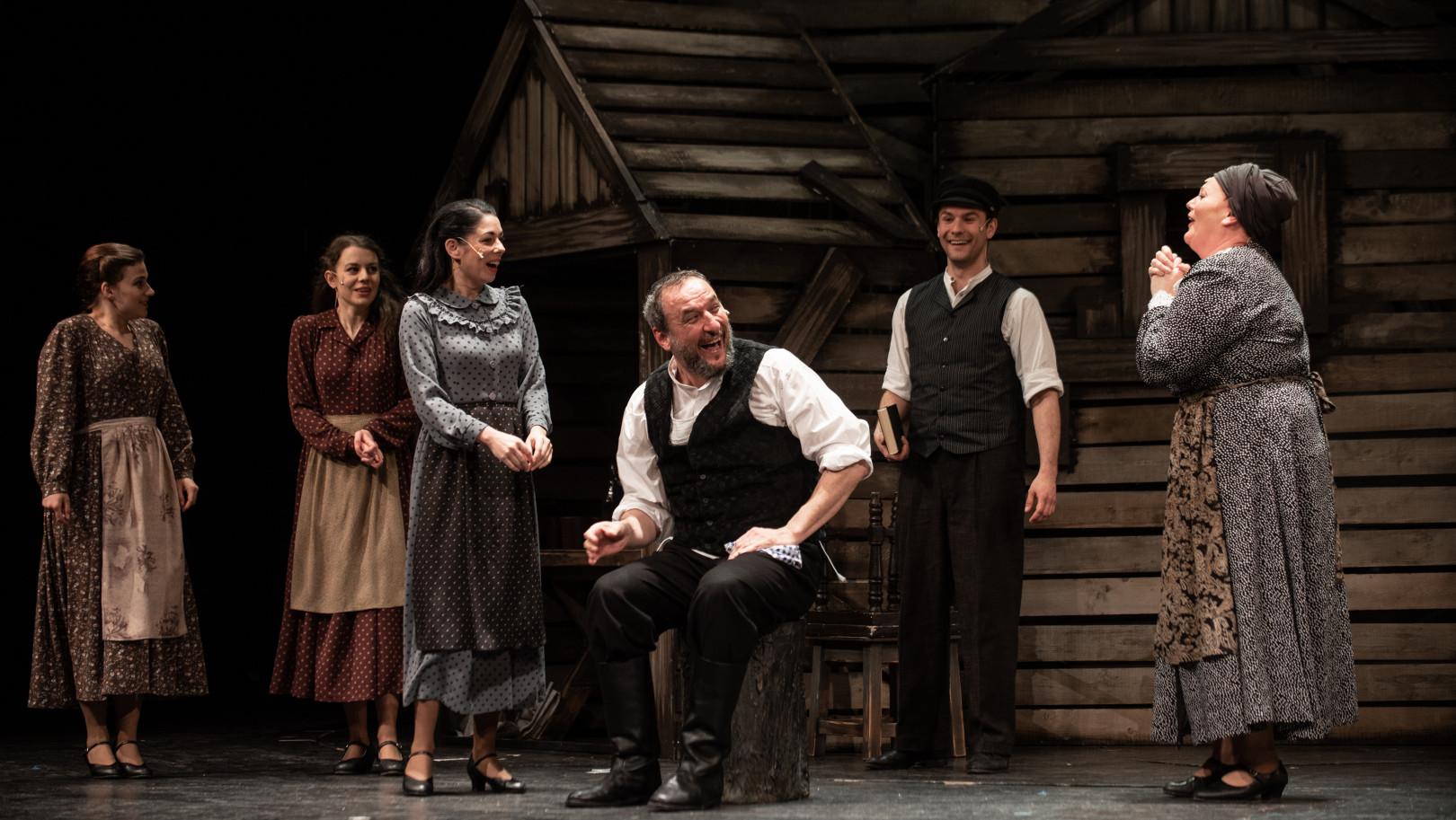 Bemutató: Jön Tevje, a tejesember, aki mindenre tud áldást mondani, ha pedig nem talál, akkor fabrikál hír képe Bemutató: Jön Tevje, a tejesember, aki mindenre tud áldást mondani, ha pedig nem talál, akkor fabrikál hír képe