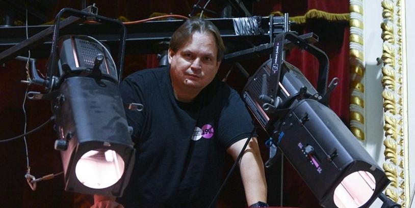 Burján Zsolt 27 éve felel a fényekért a Szegedi Nemzeti Színházban hír képe Burján Zsolt 27 éve felel a fényekért a Szegedi Nemzeti Színházban hír képe