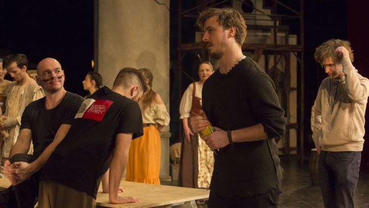 “Csináltunk már olyat, hogy eredeti szöveget átdolgoztunk radikálisan és pofátlanul” – interjú Benkó Bencével és Fábián Péterrel hír képe “Csináltunk már olyat, hogy eredeti szöveget átdolgoztunk radikálisan és pofátlanul” – interjú Benkó Bencével és Fábián Péterrel hír képe