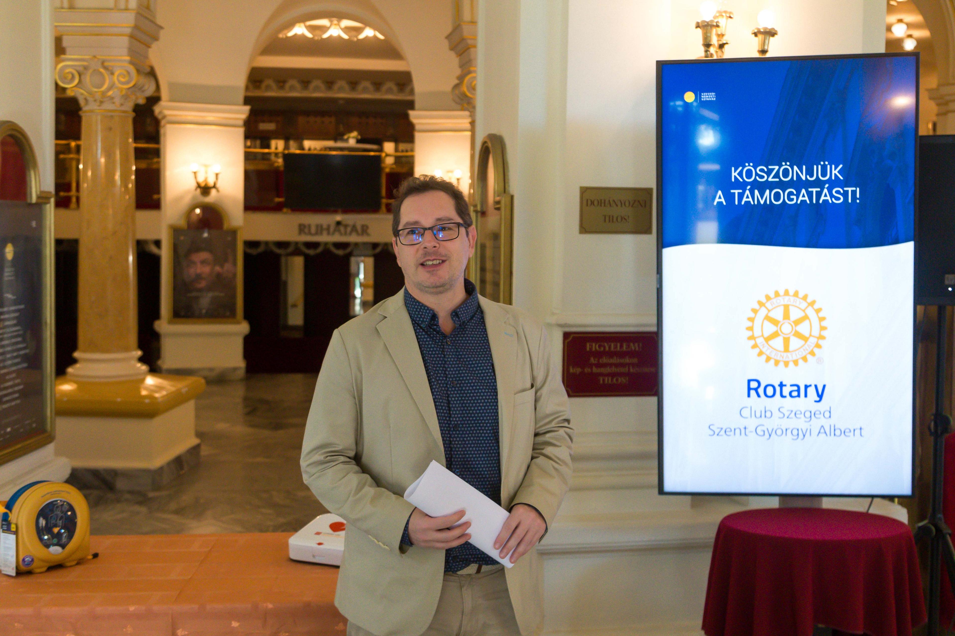 Defibrillátorokat kapott ajándékba a színház: mindkét játszóhely Élet Mentő Pont lehet a jövőben 1 Defibrillátorokat kapott ajándékba a színház: mindkét játszóhely Élet Mentő Pont lehet a jövőben 1