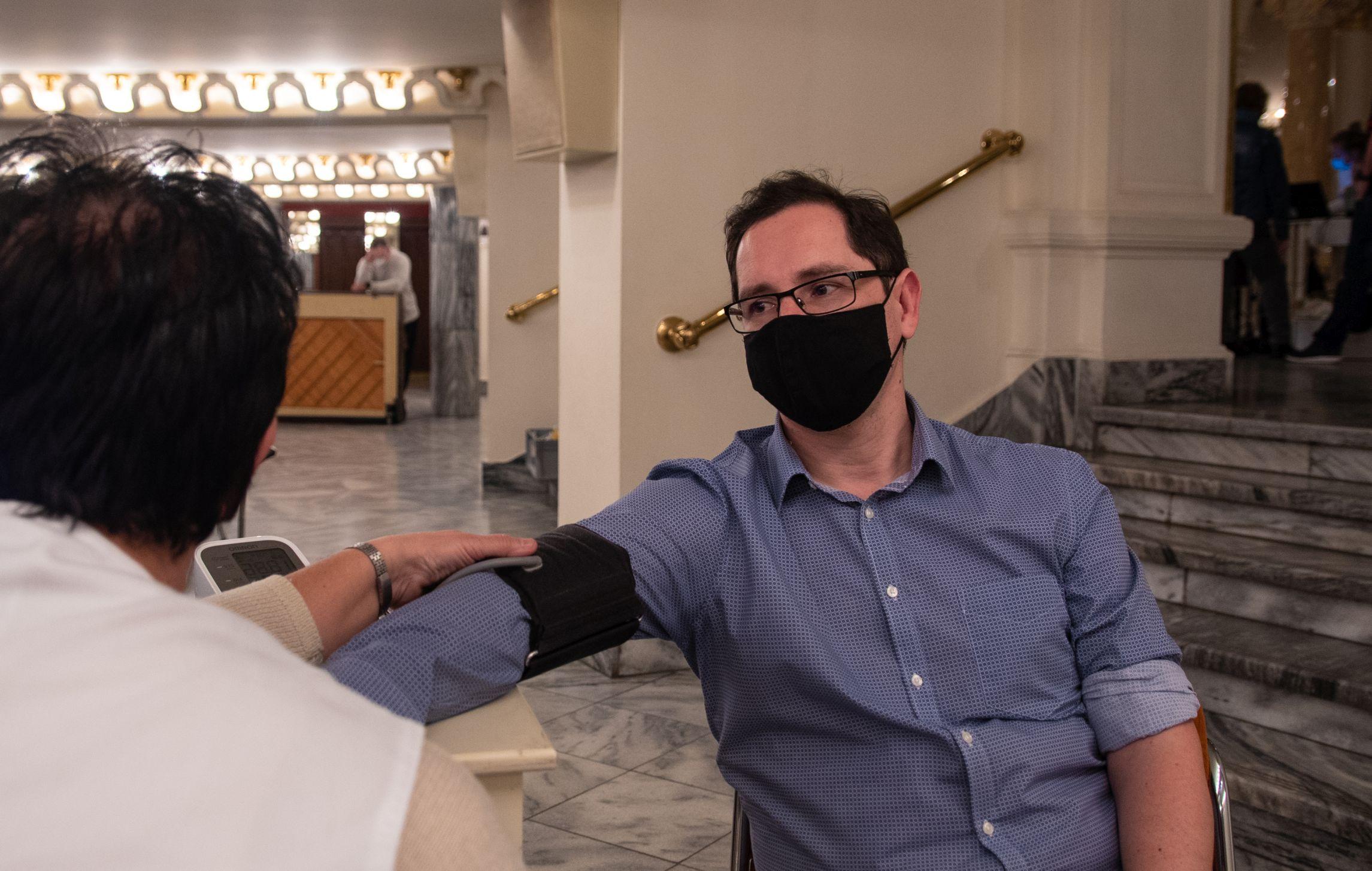 Harmincan nyújtották karjukat a színházban, hogy betegeken segítsenek 3 Harmincan nyújtották karjukat a színházban, hogy betegeken segítsenek 3