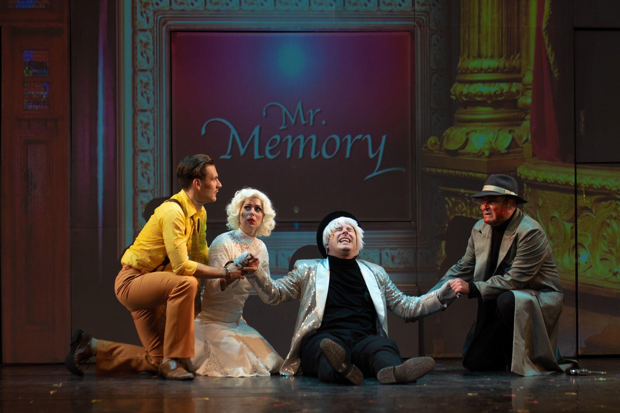 Horgas Ádám élőszereplős diavetítése egy kicsit megváltoztatja azt, amit eddig a színházról gondoltunk: ma mutatják be a 39 lépcsőfok című krimiparódiát hír képe Horgas Ádám élőszereplős diavetítése egy kicsit megváltoztatja azt, amit eddig a színházról gondoltunk: ma mutatják be a 39 lépcsőfok című krimiparódiát hír képe