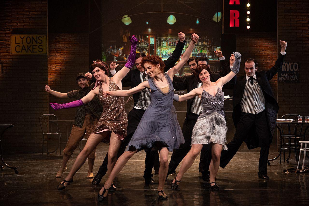 Jön a Peron-swing! A szegedi színház tánckara egy fergeteges show-val bizonyítja be: szinte mindent tudnak, amire a lábak képesek hír képe Jön a Peron-swing! A szegedi színház tánckara egy fergeteges show-val bizonyítja be: szinte mindent tudnak, amire a lábak képesek hír képe