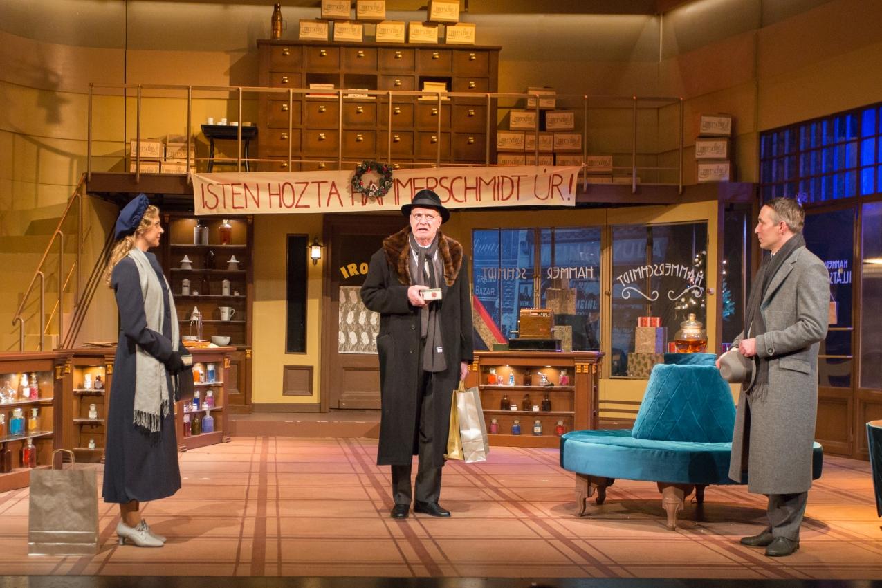 Kisemberek ünnepi kölnifelhőben hír képe Kisemberek ünnepi kölnifelhőben hír képe