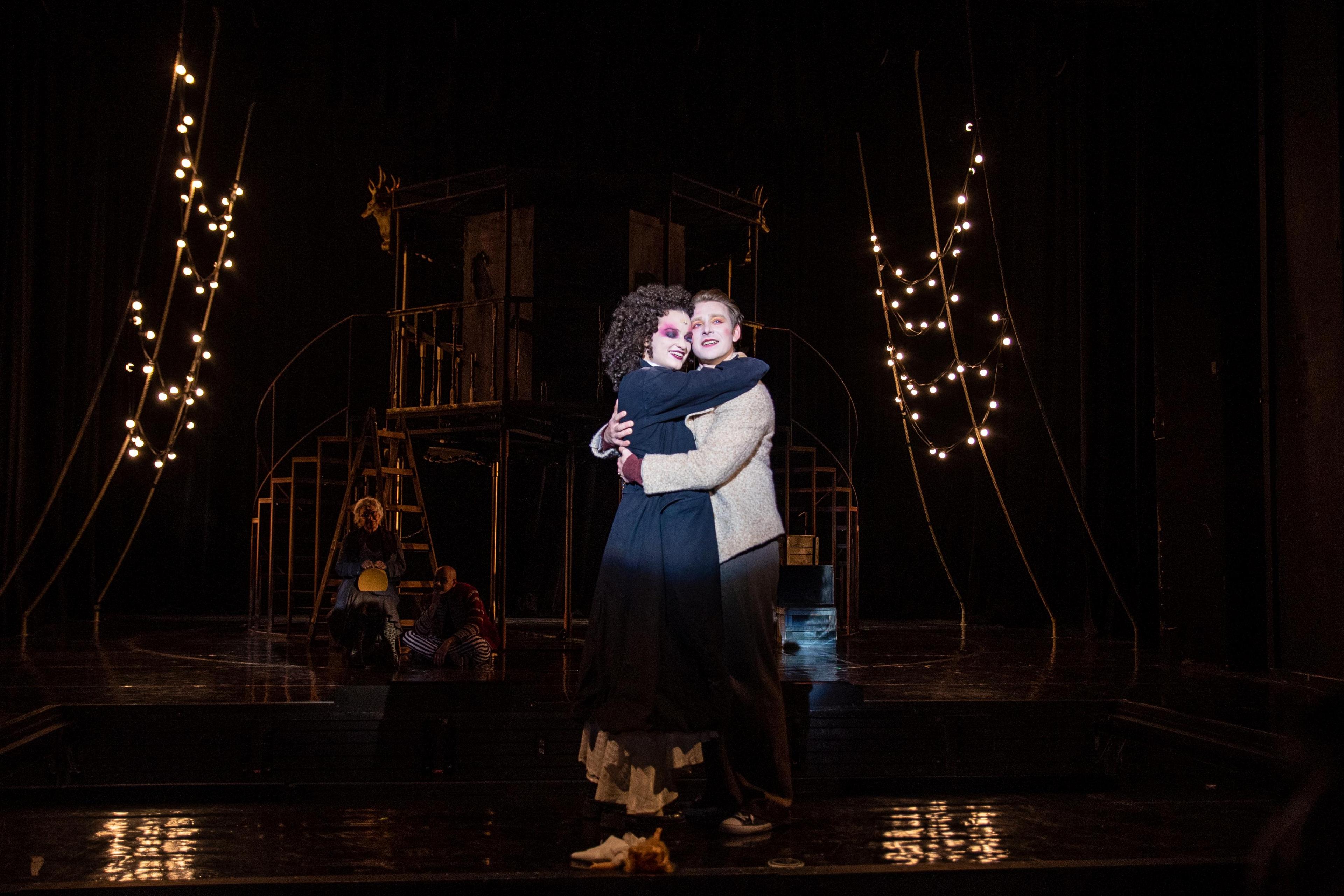 Kisszínházi zenés polgárpukkasztás, ahol Csontváry Kocka Tivadar magányos cédrusát is el akarják ültetni hír képe Kisszínházi zenés polgárpukkasztás, ahol Csontváry Kocka Tivadar magányos cédrusát is el akarják ültetni hír képe