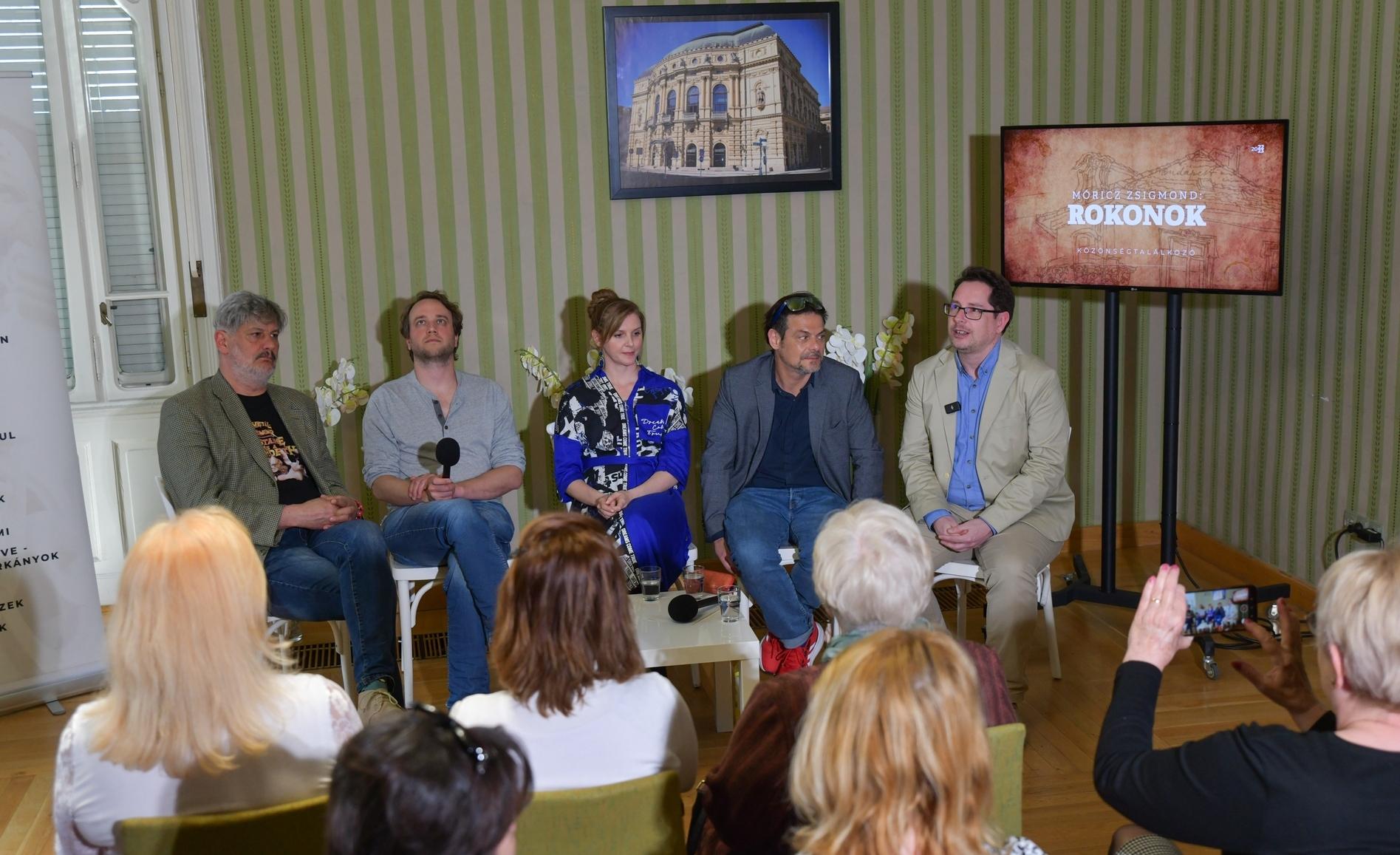 Közönségtalálkozó: a huszadik századot egy helyben toporogva, ugyanazt a sarat dagasztva töltöttük el – mondja Szikszai Rémusz hír képe Közönségtalálkozó: a huszadik századot egy helyben toporogva, ugyanazt a sarat dagasztva töltöttük el – mondja Szikszai Rémusz hír képe