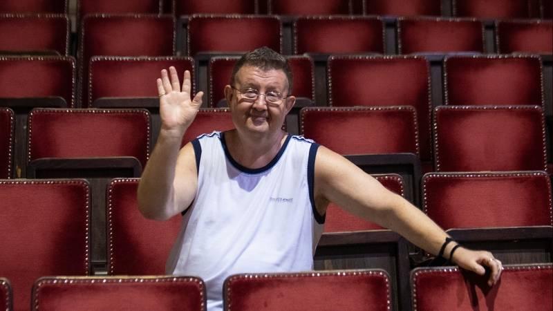 Letette a fésűt a főhajszobrász, aki ötven év alatt egyszer sem vágott hajat – Bodnár György 50 év után köszönt el a Szegedi Nemzeti Színháztól hír képe Letette a fésűt a főhajszobrász, aki ötven év alatt egyszer sem vágott hajat – Bodnár György 50 év után köszönt el a Szegedi Nemzeti Színháztól hír képe