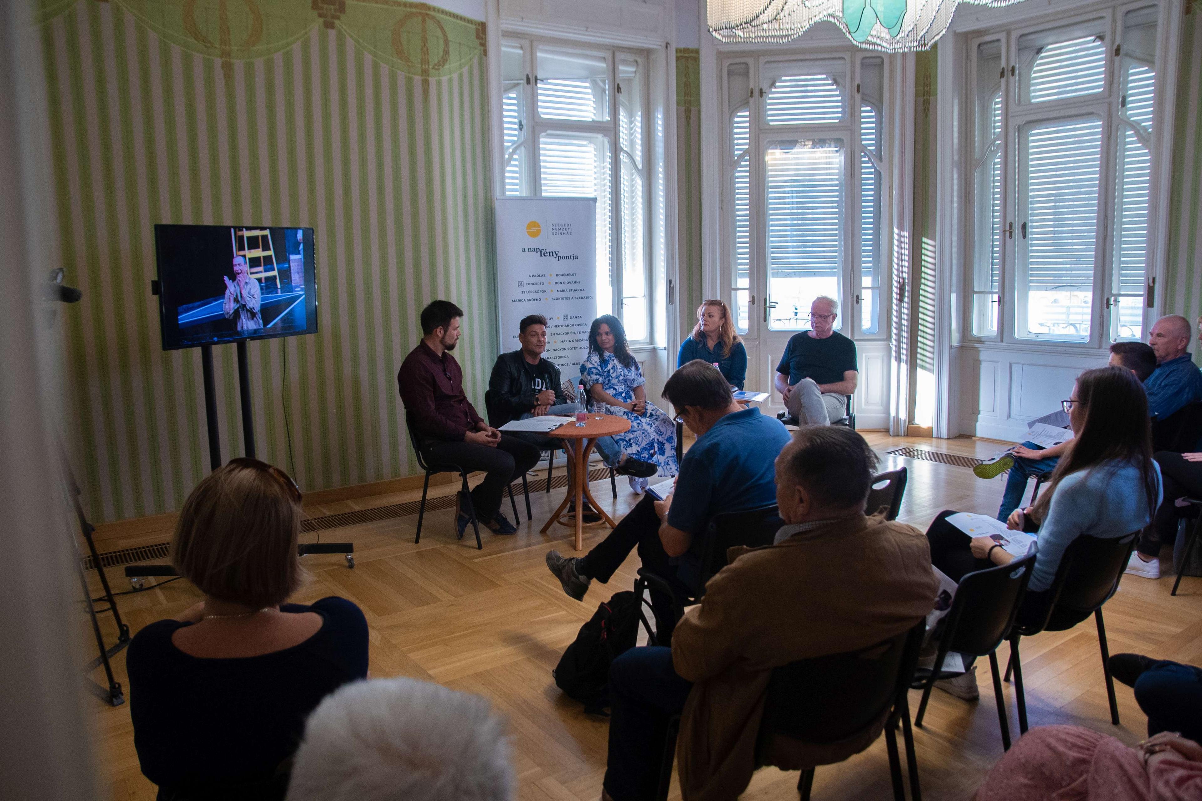 Martin McDonagh fekete komédiája nyitja a kisszínházi évadot: asszociatív játék a rasszizmusról és a kizsákmányolásról 4 Martin McDonagh fekete komédiája nyitja a kisszínházi évadot: asszociatív játék a rasszizmusról és a kizsákmányolásról 4