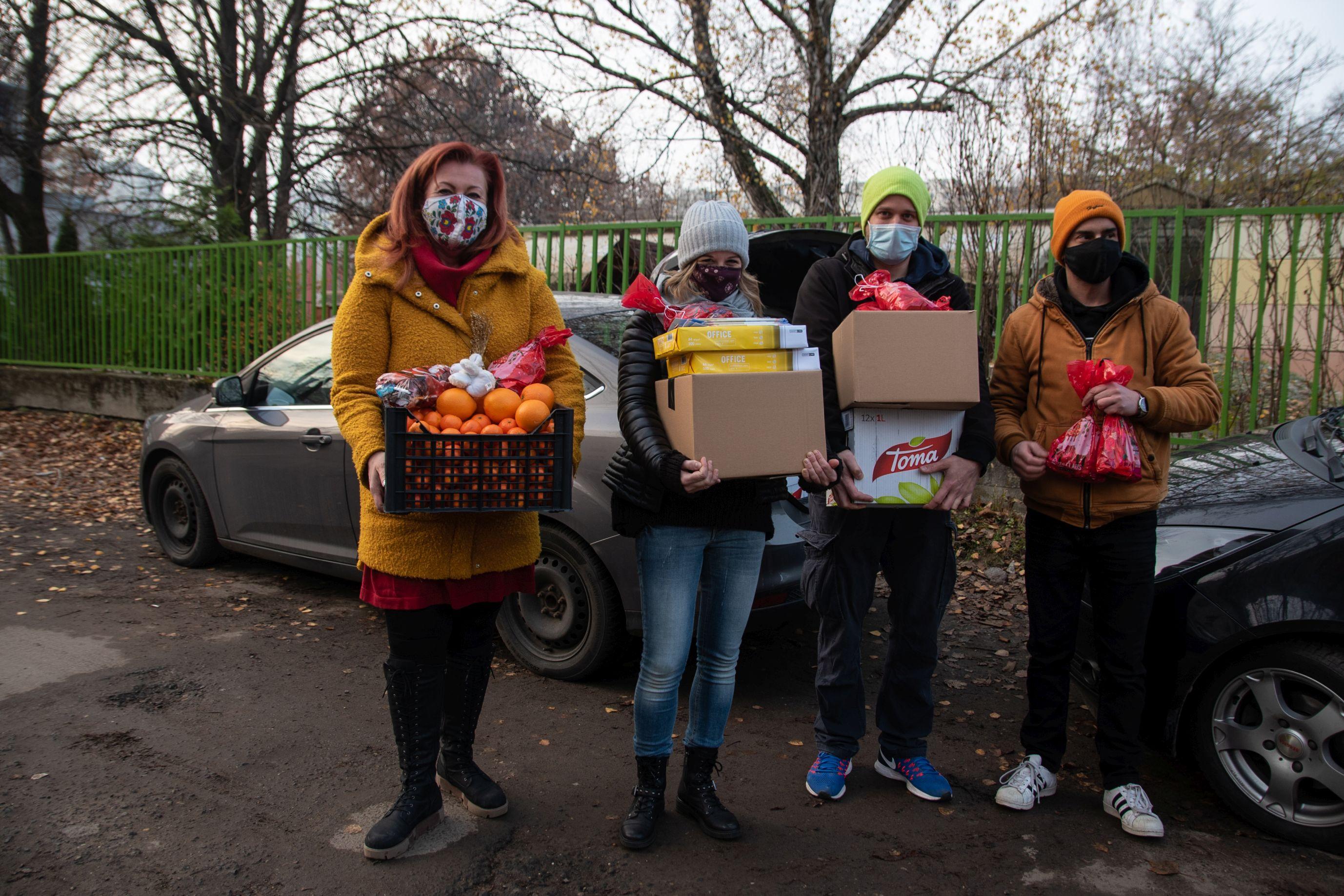 Mikuláscsomagokkal lepték meg szegedi színészek a nevelőotthonban élő gyerekeket hír képe Mikuláscsomagokkal lepték meg szegedi színészek a nevelőotthonban élő gyerekeket hír képe