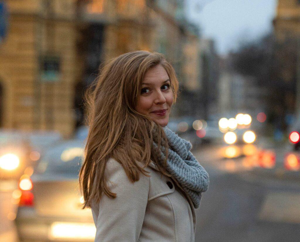 Szőke színésznő egy fekete komédiában hír képe Szőke színésznő egy fekete komédiában hír képe