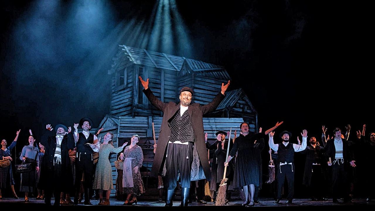 Vastapssal, felállva ünnepelte a közönség a Hegedűs a háztetőn csapatát a premieren hír képe Vastapssal, felállva ünnepelte a közönség a Hegedűs a háztetőn csapatát a premieren hír képe