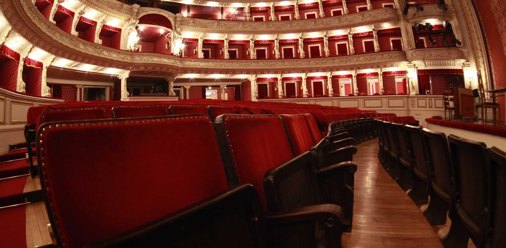 Vígopera cseppet sem komolyan