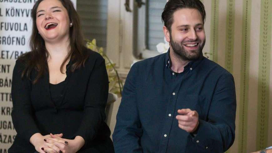 KÖZÖNSÉGTALÁLKOZÓ: PINKERTON SORHAJÓHADNAGY ÉS CSO-CSO-SZÁN SZERELMÉNEK KEGYETLEN TÖRTÉNETÉRŐL MESÉLTEK A REÖK-PALOTÁBAN hír képe KÖZÖNSÉGTALÁLKOZÓ: PINKERTON SORHAJÓHADNAGY ÉS CSO-CSO-SZÁN SZERELMÉNEK KEGYETLEN TÖRTÉNETÉRŐL MESÉLTEK A REÖK-PALOTÁBAN hír képe