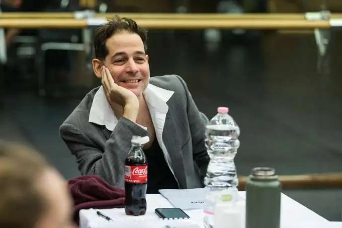 TESTVÉRHÁBORÚ A KISSZÍNHÁZBAN 1 TESTVÉRHÁBORÚ A KISSZÍNHÁZBAN 1