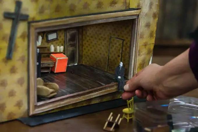 TESTVÉRHÁBORÚ A KISSZÍNHÁZBAN 2 TESTVÉRHÁBORÚ A KISSZÍNHÁZBAN 2